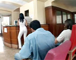 Varios hombres donando semen en el banco de esperma