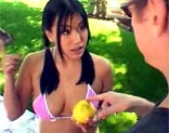La preciosa Avena Lee follando sobre el cesped , con coletas en el pelo