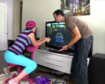 Lizzie Tucker follando mientras juega a la consola de video juegos