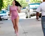 Modelo sexy paseando su cuerpo serrano al desnudo por la calle