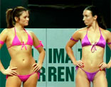 Lesbianas practicando un combate de lucha libre sobre el ring