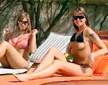 Simony Diamond y Regina Ice seducen al limpia piscinas