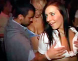 En los reservados VIP de una discoteca se enrrollan las parejas