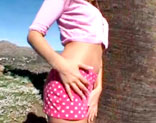 Modelo amateur posando al aire libre desnuda y comiendo polla