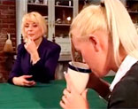 Nina Hartley seduciendo a una rubia de coleta m�s joven que ella