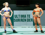 Lucha libre entre lesbianas excitadas sobre la lona del ring