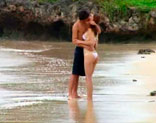 Pareja de novios follando en la playa