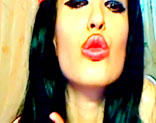 Morena estilo pinup , foll�ndose el chocho y el culo tras su webcam