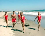 Los vigilantes de la playa en versi�n porno
