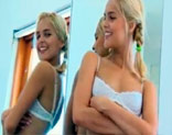 Deliciosa rubia con trenzas en el pelo follada entre espejos