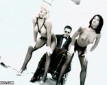 Sexo fetichista en blanco y negro con Monique Covet y Tavalia Griffin