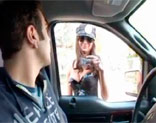 La polic�a Amy Reid deteniendo a un conductor borracho