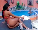 Dando bronceador sobre la piel de la brasile�a Emanuelle Diniz