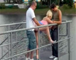 Foll�ndose entre dos tios a una rubia junto a un rio