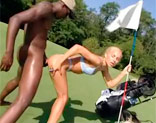 Silvia Sun practicando el golf en el hoyo anal