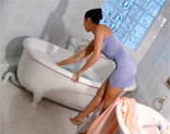 Alexa May d�ndose un ba�o de agua caliente en la ba�era