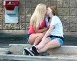 Dos j�venes lesbianas paseando su amor por la calle al aire libre