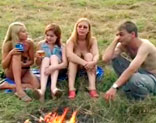 Chicas y chicos rusos follando en el campo borrachos de fiesta