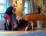 Ellen Saint y Julie Silver foll�ndose al profesor de canto