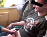 Madura alemana chup�ndole la polla a un chico en un tren