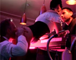 Camareros y clientes follando en un bar de copas , con Carmen Rose y Bailee