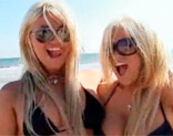 Las hermanas Cayden Moore y Crista Moore tir�ndose al vecino