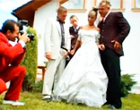 Los invitados foll�ndose a la novia durante el reportaje fotogr�fico de boda