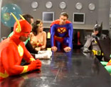 Todos los h�roes probando la boca de Wonder Woman