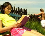 Lolita rusa follando al aire libre durante un soleado d�a en el campo