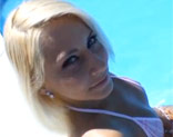 Foll�ndose junto a la piscina a Madison Ivy en bikkini