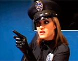 Kimberly Kane haciendo de polic�a fetichista en un interrogatorio