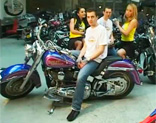 Bamboo y Liza Del Sierra follando en una tienda de motos custom