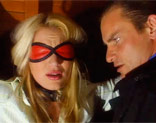 Aurora Snow follando en la calle con los ojos vendados