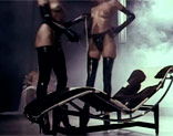 Asia Carrera y Misty Rain mont�ndose un l�sbico fetichista