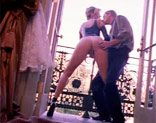 Latex y glamour follando en el balc�n al aire libre