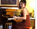 Elegante follada anal con Henrietta Kerez tocando el piano