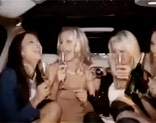 Despedida de soltera entre amigas en una limusina