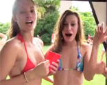 Fiesta universitaria al aire libre con chicas borrachas desnudas