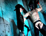 La d�mina Aletta Ocean sometiendo a sus esclavos