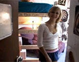 Bonita universitaria rubia haci�ndose un dedo en su habitaci�n