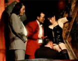 Lydia Saint Martin tir�ndose a un grupo de hombres