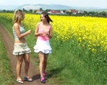 Lesbianas jugando con un consolador al aire libre en el campo